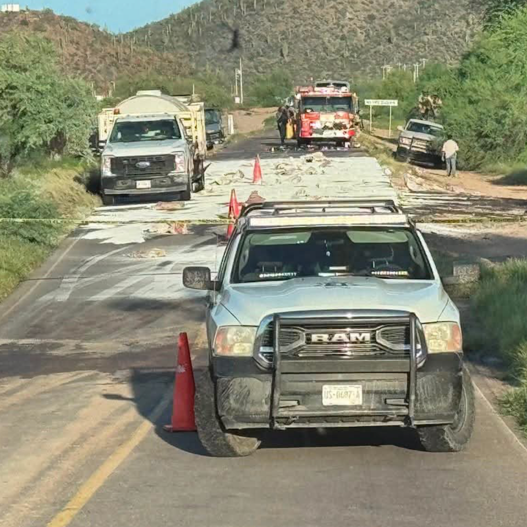 Vuelca Pipa que Transportaba Ácido Sulfúrico en Desemboque
